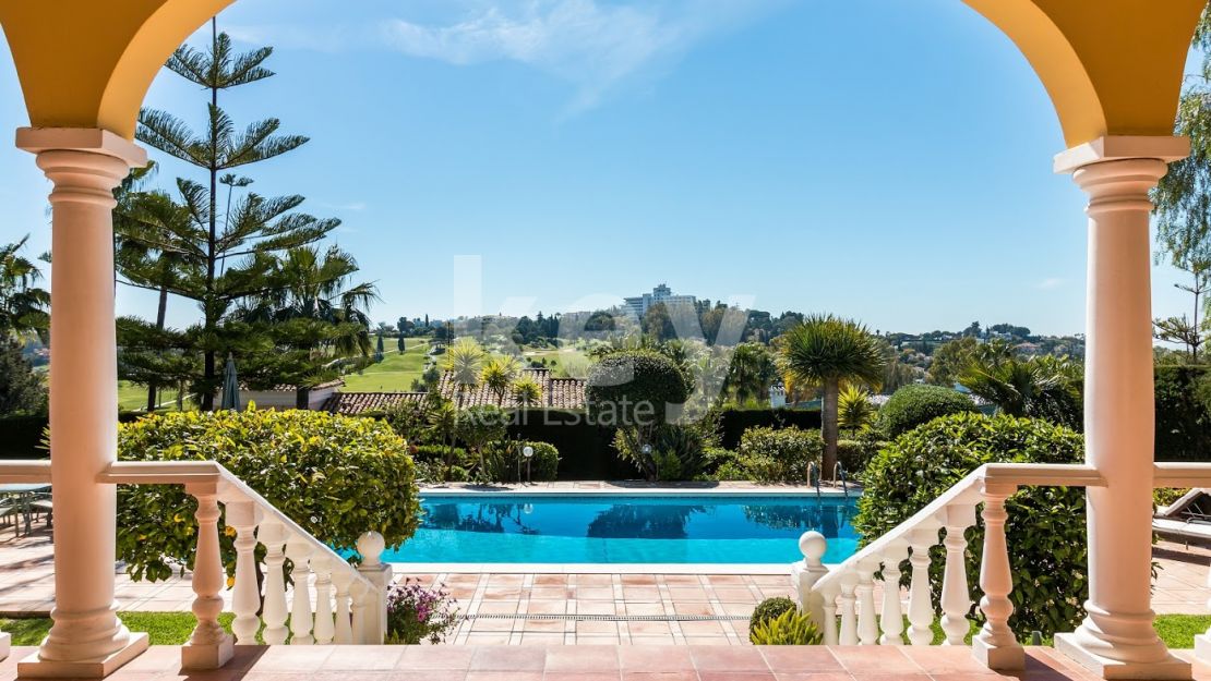 Villa clásica con hermosas vistas al mar y al golf en El Paraiso Alto, Benahavis