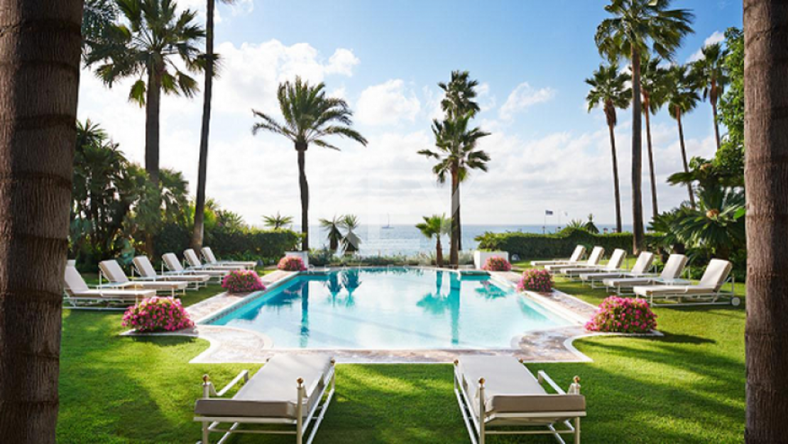Luxurious Beachfront Villa for Short-Term Rental in Golden Mile, Marbella