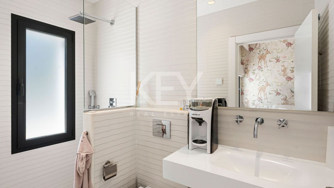 Modern family Villa with panoramic views in La Quinta, Benahavis