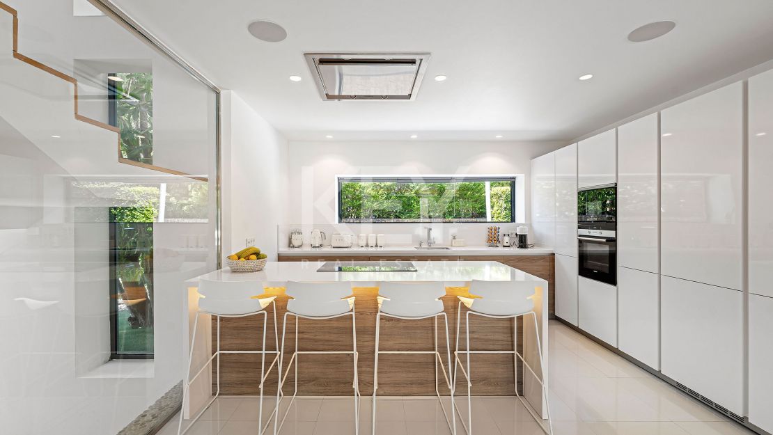 Modern family Villa with panoramic views in La Quinta, Benahavis