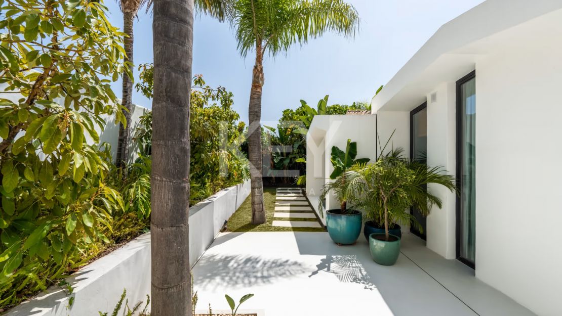 Charming cozy Villa in a secure gated community in Nueva Andalucía's Golf Valley