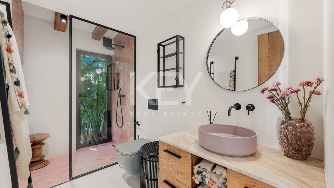 Charming cozy Villa in a secure gated community in Nueva Andalucía's Golf Valley