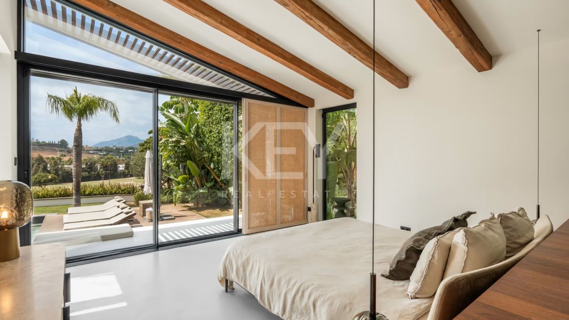 Charming cozy Villa in a secure gated community in Nueva Andalucía's Golf Valley