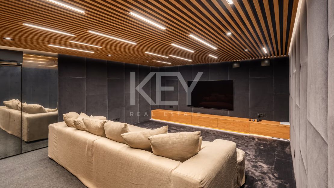 Charming cozy Villa in a secure gated community in Nueva Andalucía's Golf Valley