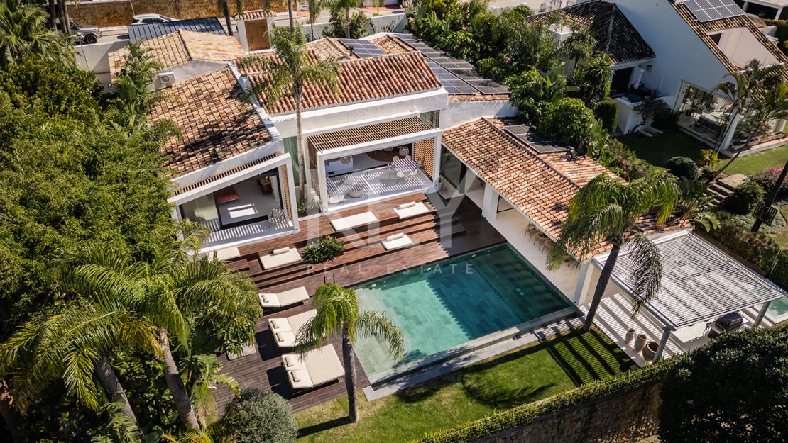 Charming cozy Villa in a secure gated community in Nueva Andalucía's Golf Valley