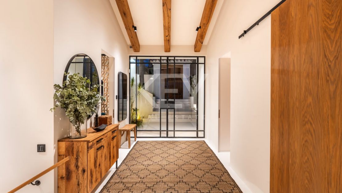 Charming cozy Villa in a secure gated community in Nueva Andalucía's Golf Valley