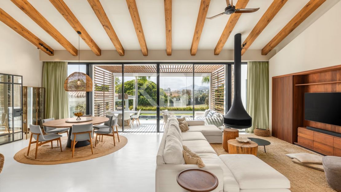 Charming cozy Villa in a secure gated community in Nueva Andalucía's Golf Valley