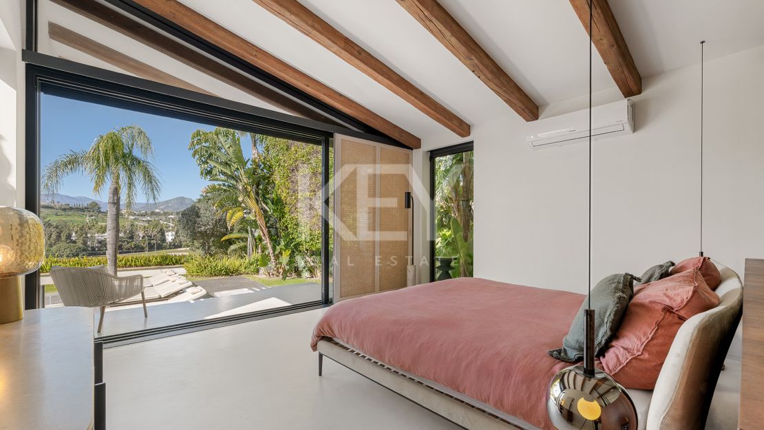 Charming cozy Villa in a secure gated community in Nueva Andalucía's Golf Valley
