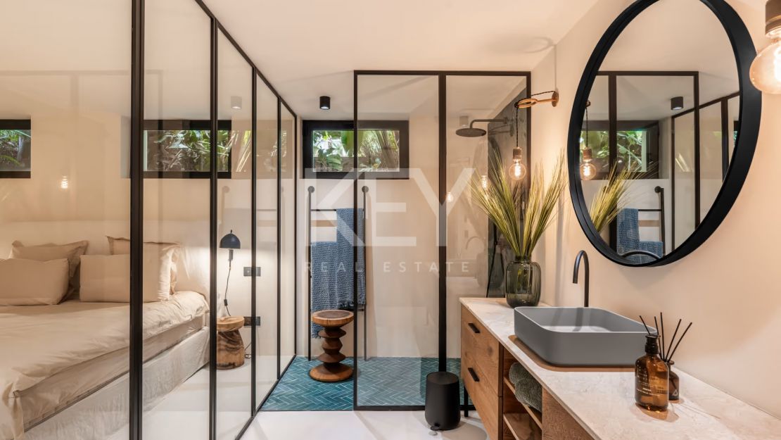 Charming cozy Villa in a secure gated community in Nueva Andalucía's Golf Valley