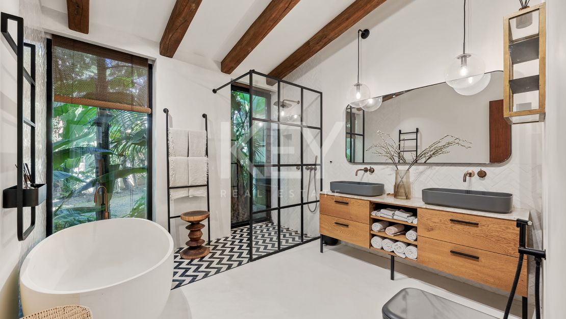 Charming cozy Villa in a secure gated community in Nueva Andalucía's Golf Valley