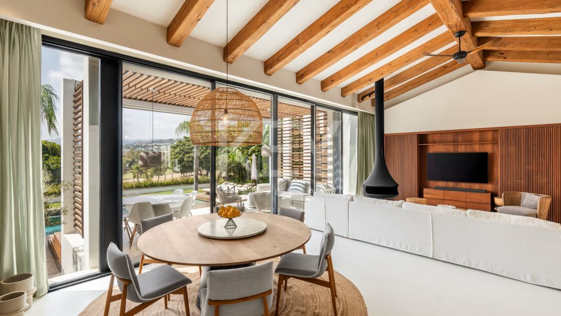 Charming cozy Villa in a secure gated community in Nueva Andalucía's Golf Valley