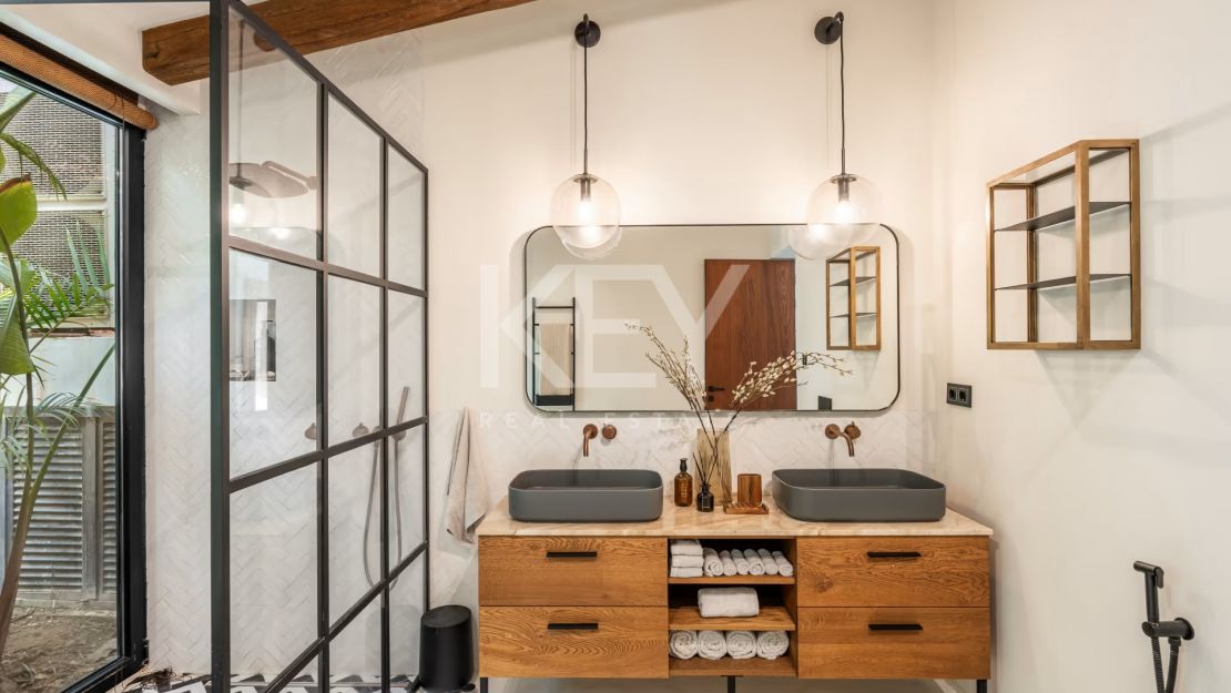 Charming cozy Villa in a secure gated community in Nueva Andalucía's Golf Valley