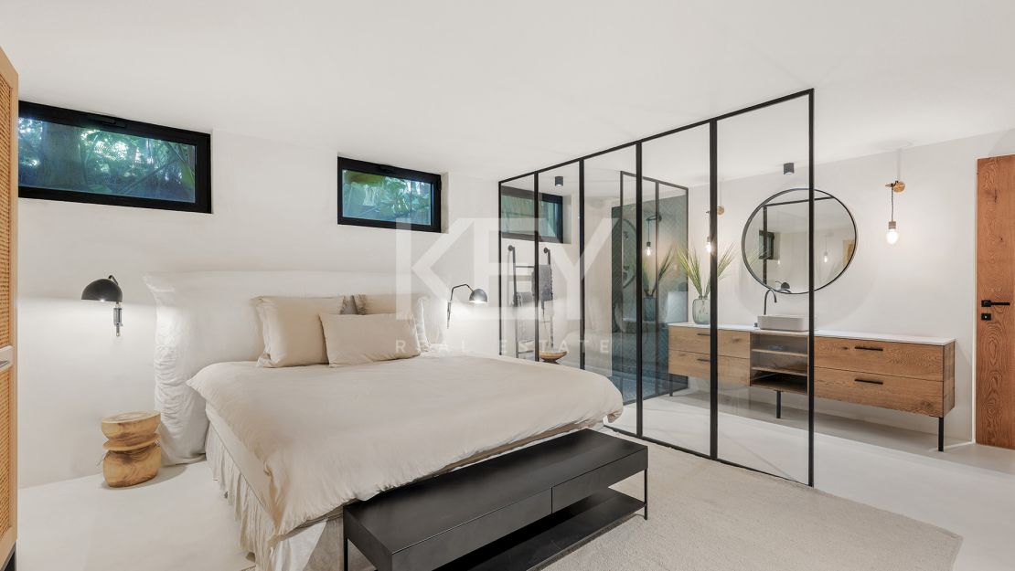 Charming cozy Villa in a secure gated community in Nueva Andalucía's Golf Valley