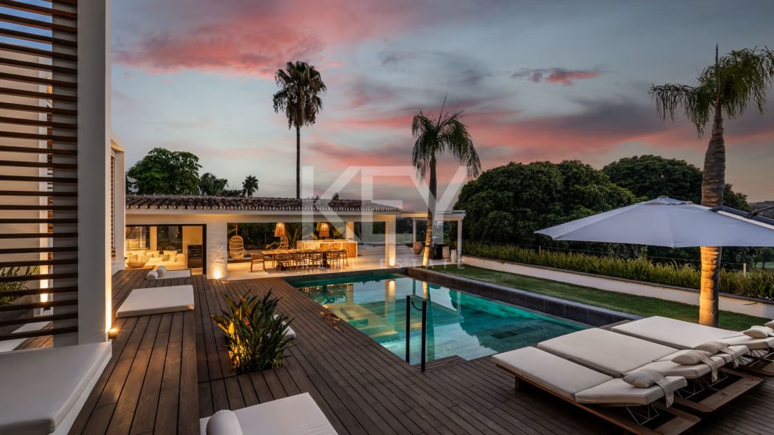 Charming cozy Villa in a secure gated community in Nueva Andalucía's Golf Valley