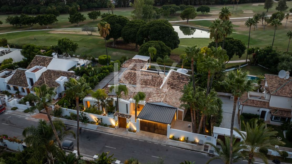 Charming cozy Villa in a secure gated community in Nueva Andalucía's Golf Valley