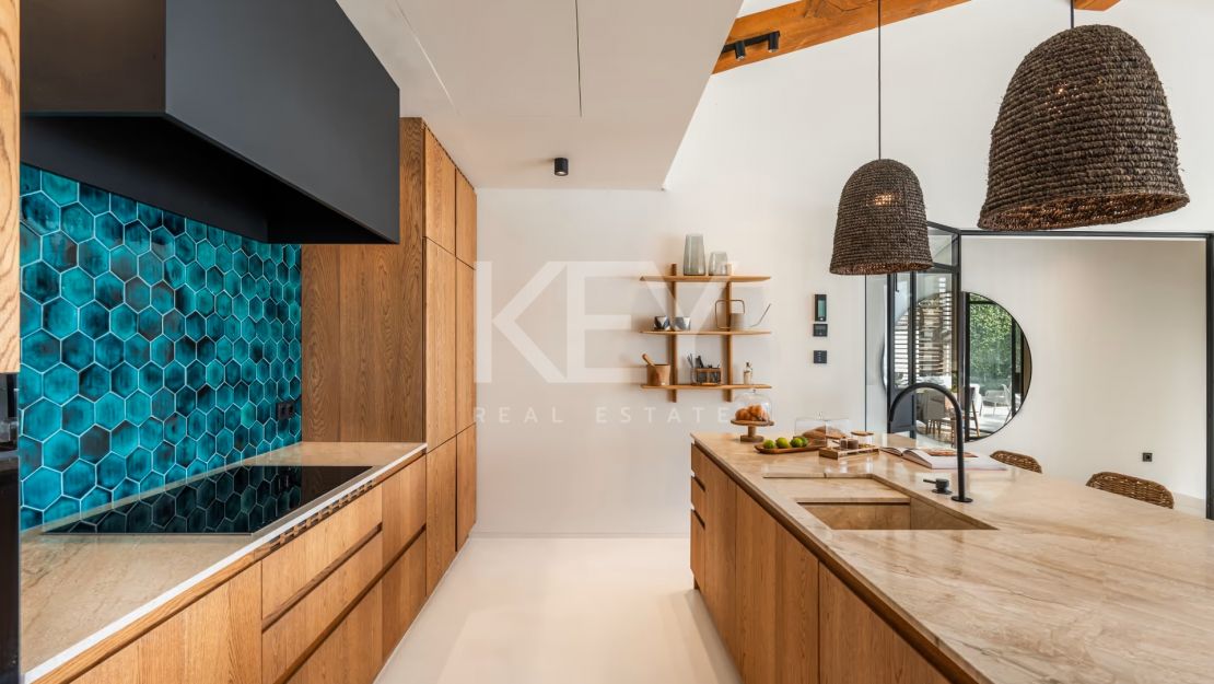 Charming cozy Villa in a secure gated community in Nueva Andalucía's Golf Valley