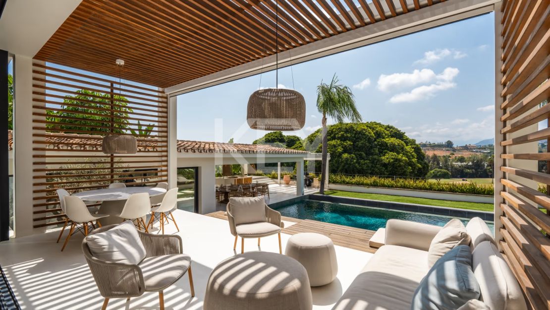 Charming cozy Villa in a secure gated community in Nueva Andalucía's Golf Valley
