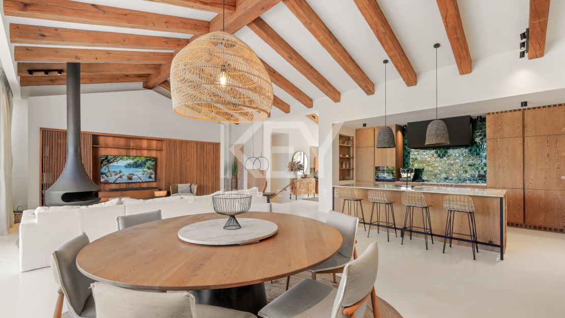 Charming cozy Villa in a secure gated community in Nueva Andalucía's Golf Valley