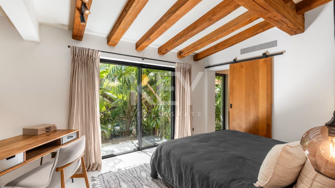 Charming cozy Villa in a secure gated community in Nueva Andalucía's Golf Valley