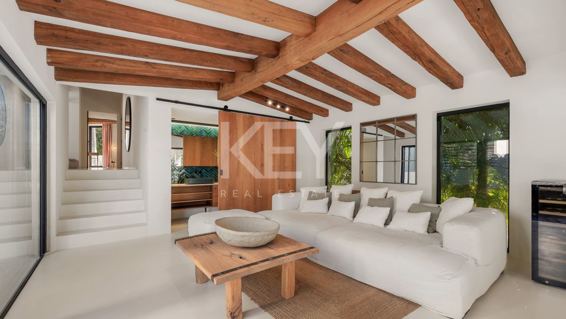 Charming cozy Villa in a secure gated community in Nueva Andalucía's Golf Valley