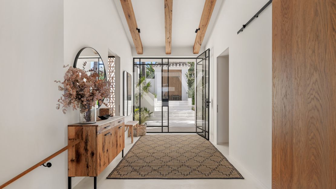 Charming cozy Villa in a secure gated community in Nueva Andalucía's Golf Valley