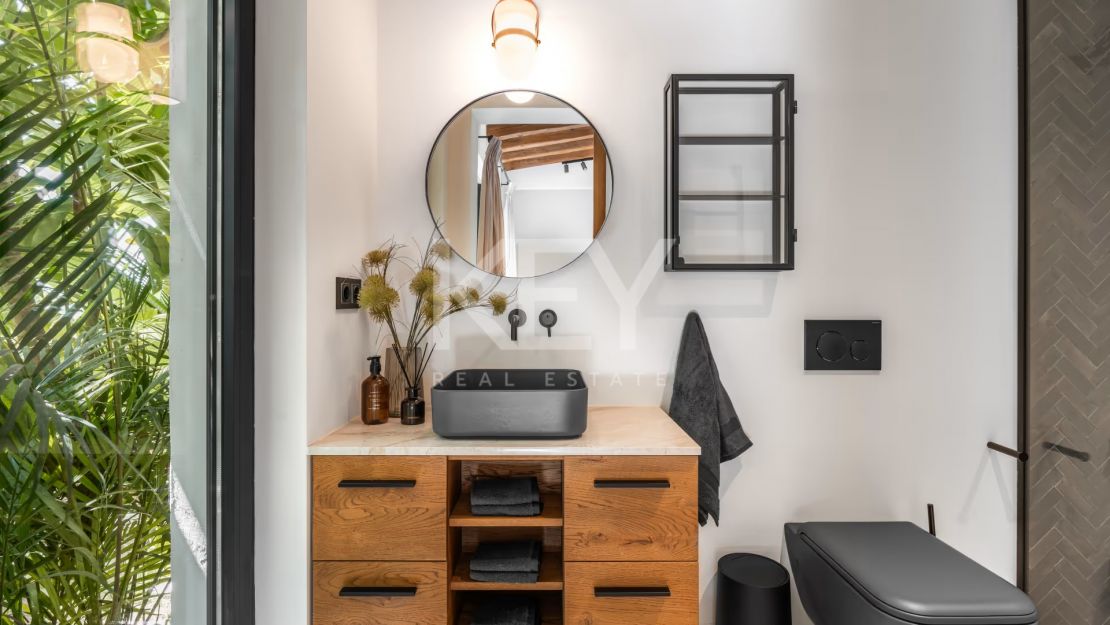 Charming cozy Villa in a secure gated community in Nueva Andalucía's Golf Valley