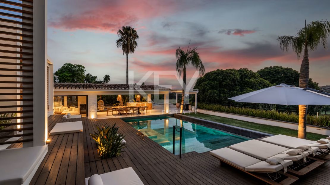 Charming cozy Villa in a secure gated community in Nueva Andalucía's Golf Valley