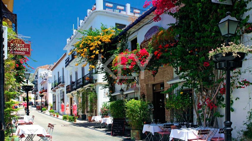 Charming cozy Villa in a secure gated community in Nueva Andalucía's Golf Valley