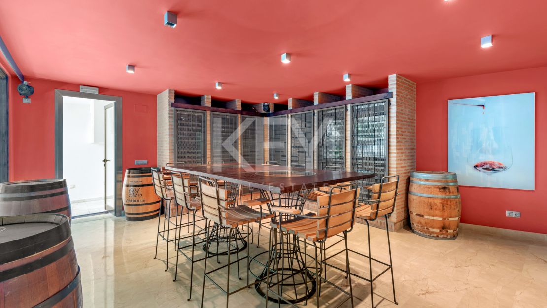 Sophisticated villa with panoramic golf and mountain views in Nueva Andalucía