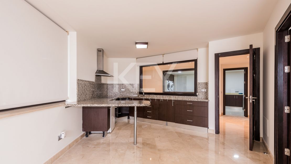 Sophisticated villa with panoramic golf and mountain views in Nueva Andalucía