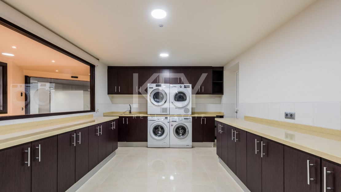 Sophisticated villa with panoramic golf and mountain views in Nueva Andalucía