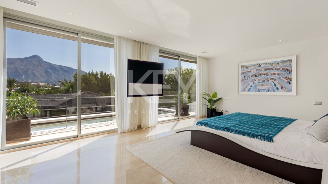 Sophisticated villa with panoramic golf and mountain views in Nueva Andalucía