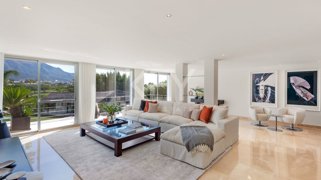 Sophisticated villa with panoramic golf and mountain views in Nueva Andalucía