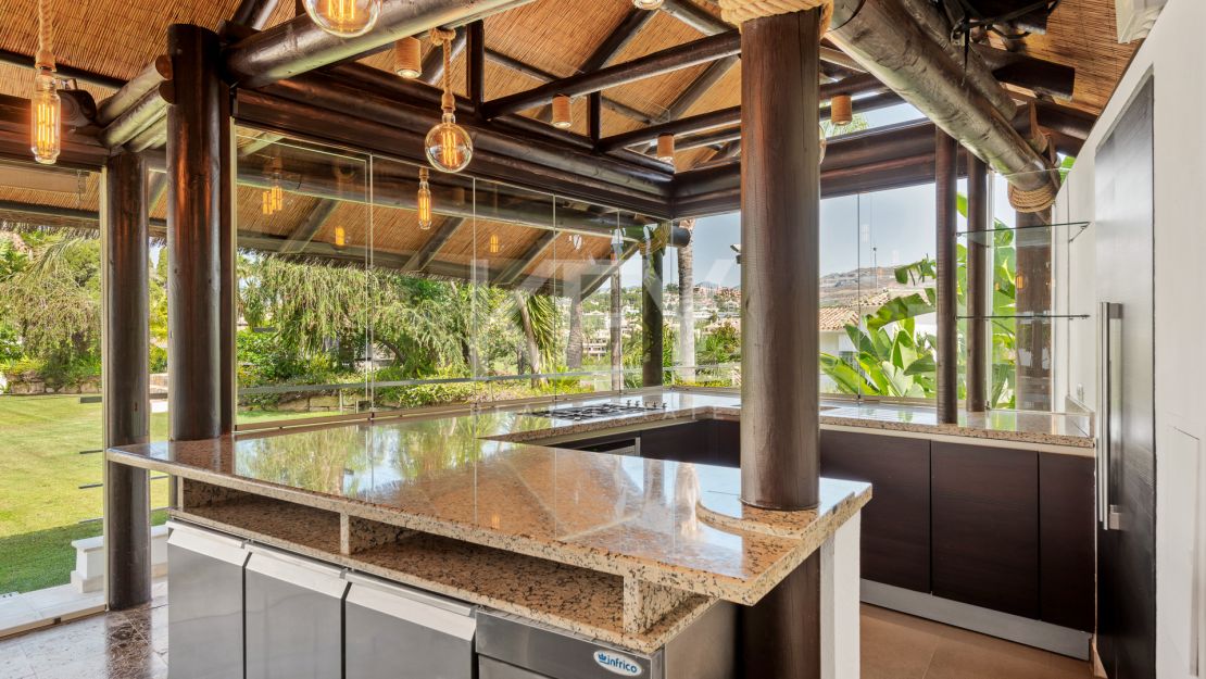 Sophisticated villa with panoramic golf and mountain views in Nueva Andalucía