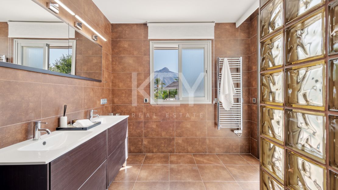 Sophisticated villa with panoramic golf and mountain views in Nueva Andalucía