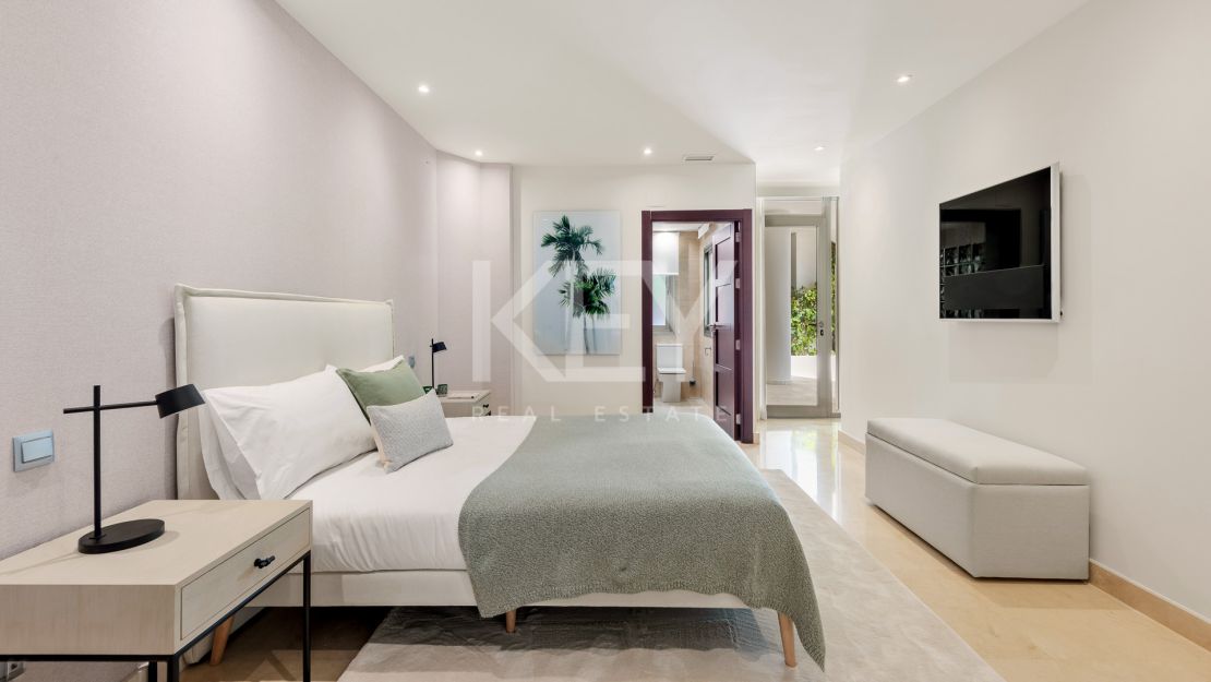 Sophisticated villa with panoramic golf and mountain views in Nueva Andalucía