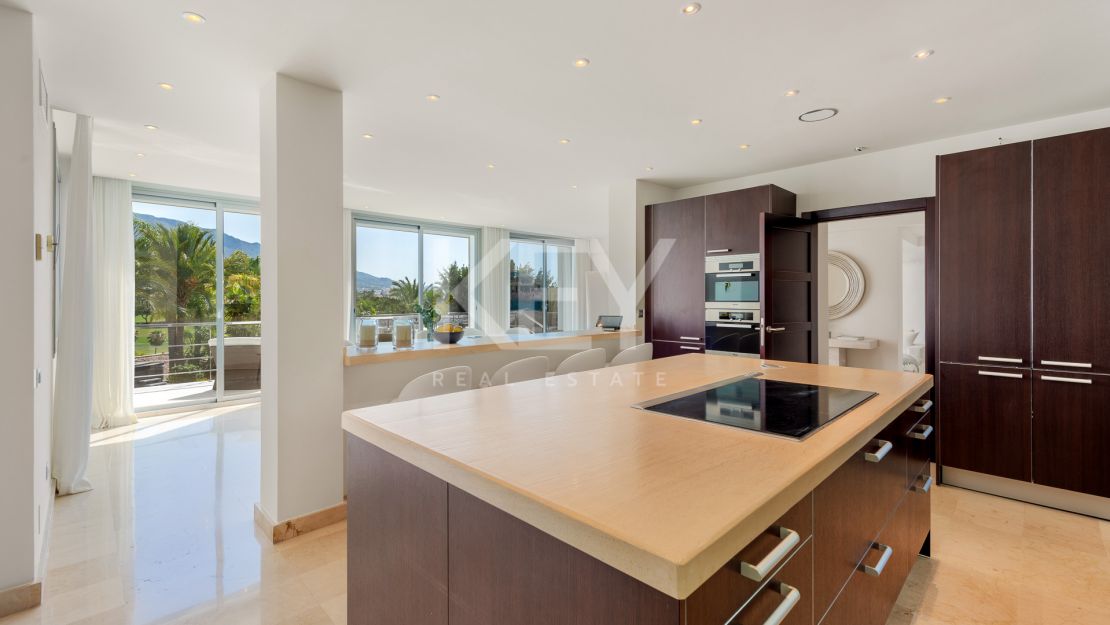 Sophisticated villa with panoramic golf and mountain views in Nueva Andalucía