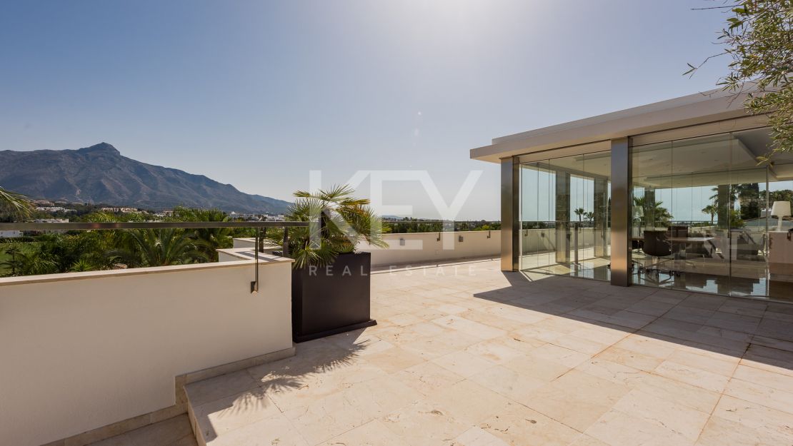 Sophisticated villa with panoramic golf and mountain views in Nueva Andalucía