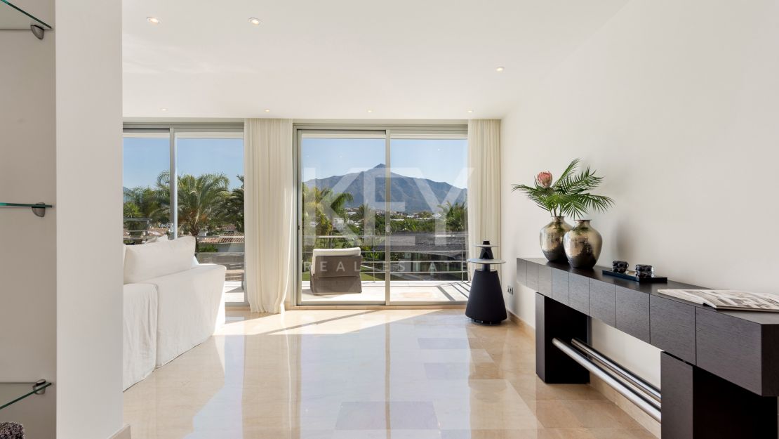 Sophisticated villa with panoramic golf and mountain views in Nueva Andalucía
