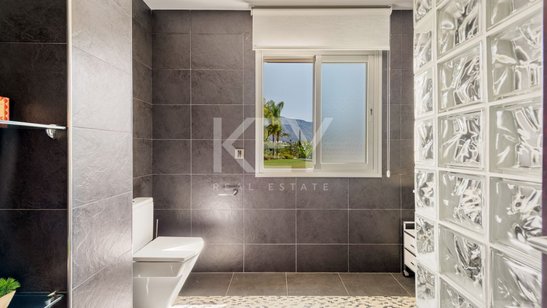 Sophisticated villa with panoramic golf and mountain views in Nueva Andalucía