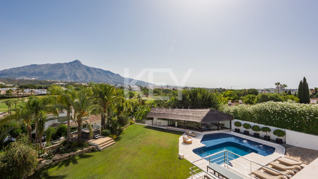 Sophisticated villa with panoramic golf and mountain views in Nueva Andalucía
