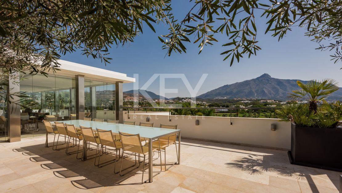Sophisticated villa with panoramic golf and mountain views in Nueva Andalucía