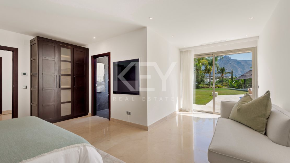 Sophisticated villa with panoramic golf and mountain views in Nueva Andalucía