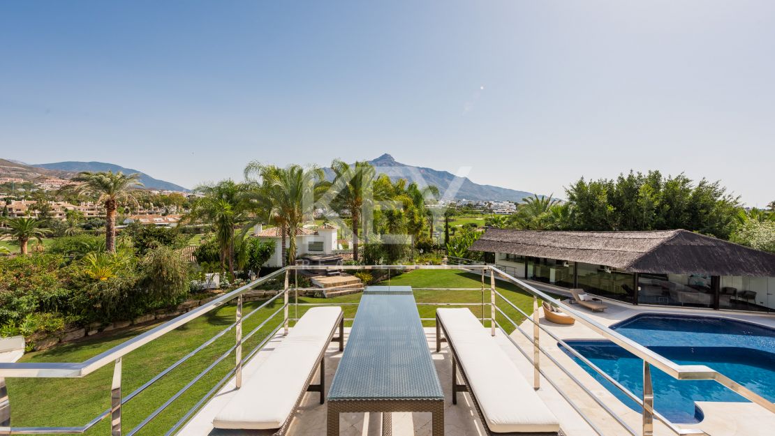 Sophisticated villa with panoramic golf and mountain views in Nueva Andalucía
