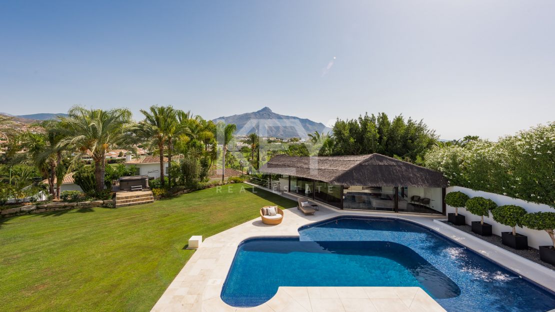 Sophisticated villa with panoramic golf and mountain views in Nueva Andalucía