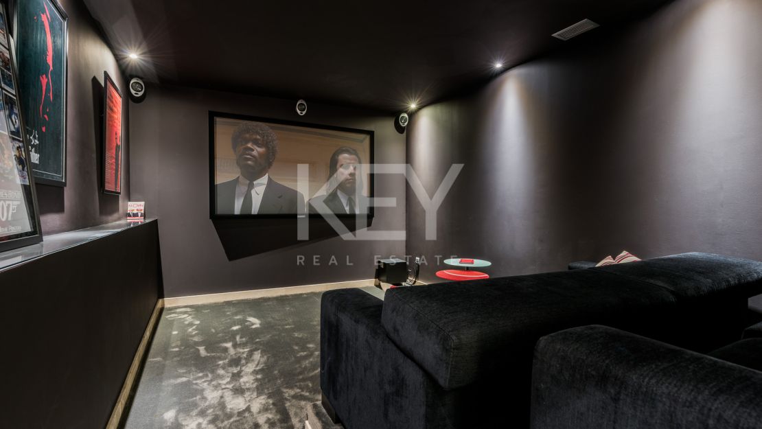 Sophisticated villa with panoramic golf and mountain views in Nueva Andalucía