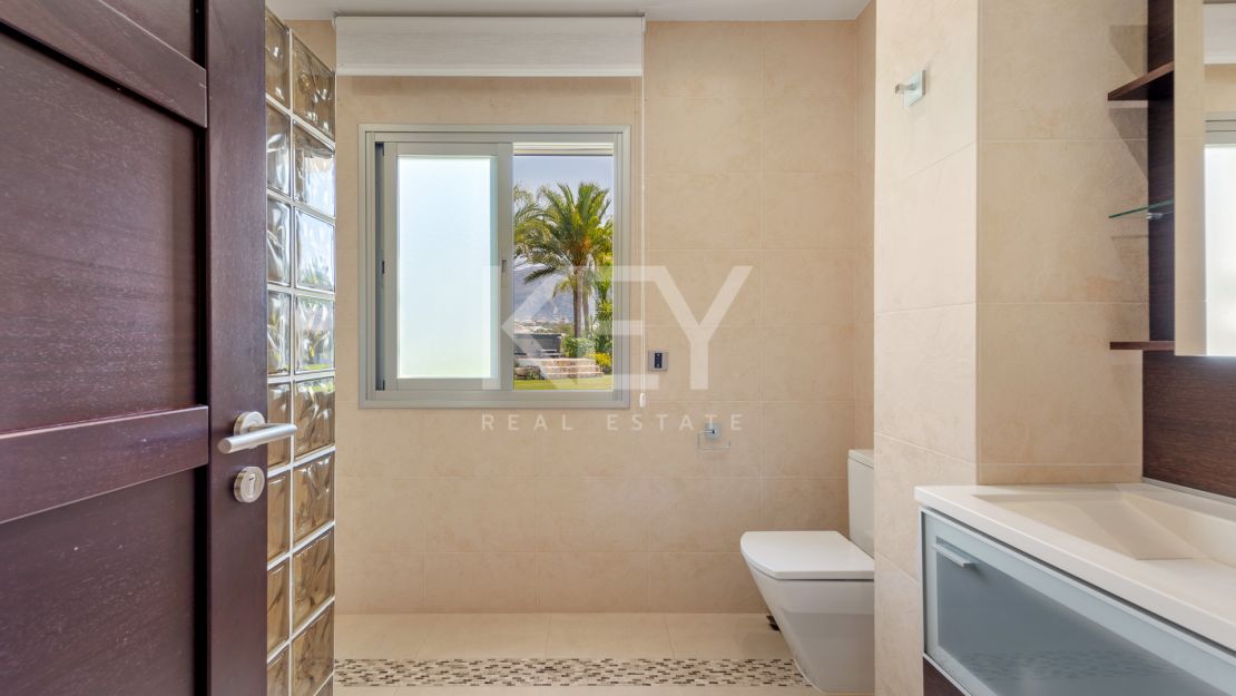 Sophisticated villa with panoramic golf and mountain views in Nueva Andalucía
