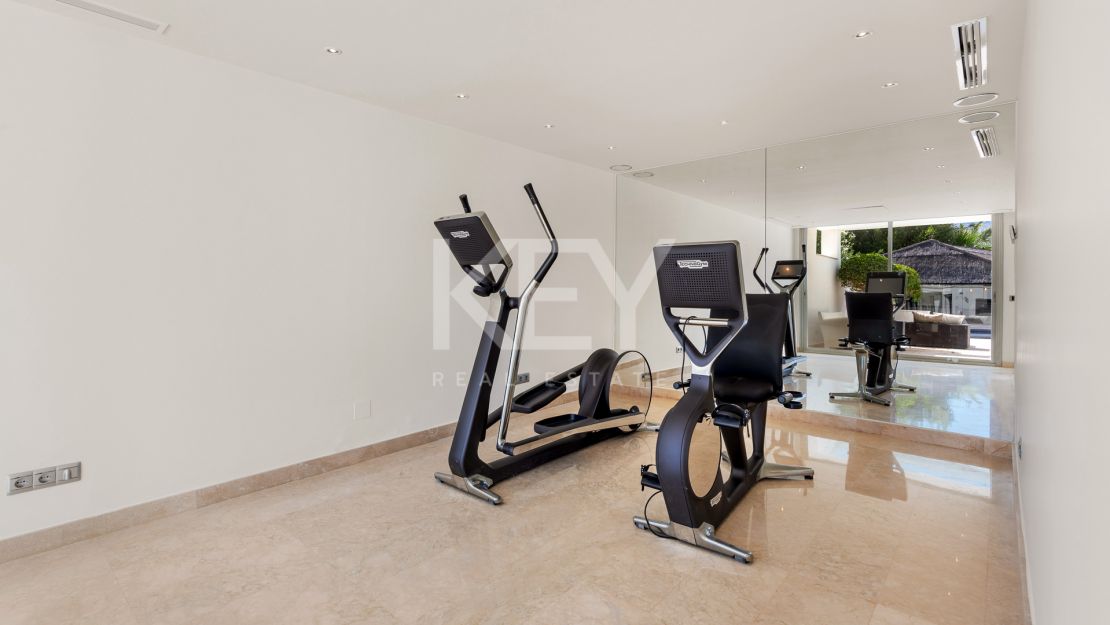 Sophisticated villa with panoramic golf and mountain views in Nueva Andalucía