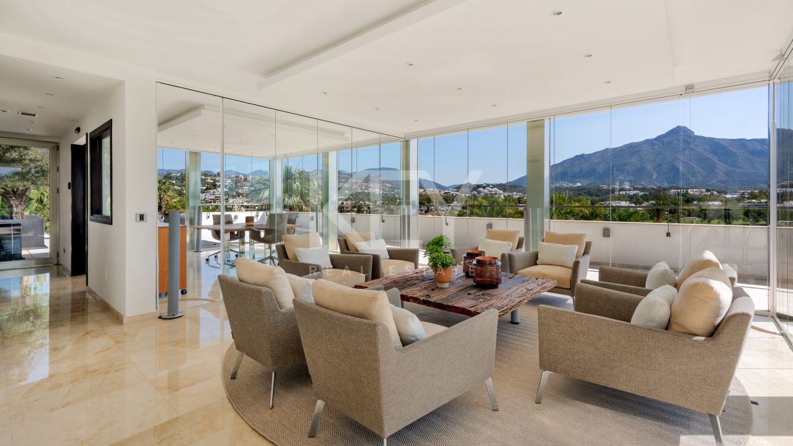 Sophisticated villa with panoramic golf and mountain views in Nueva Andalucía