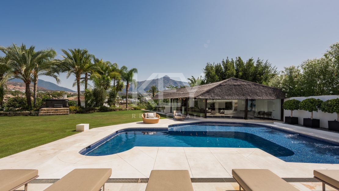 Sophisticated villa with panoramic golf and mountain views in Nueva Andalucía